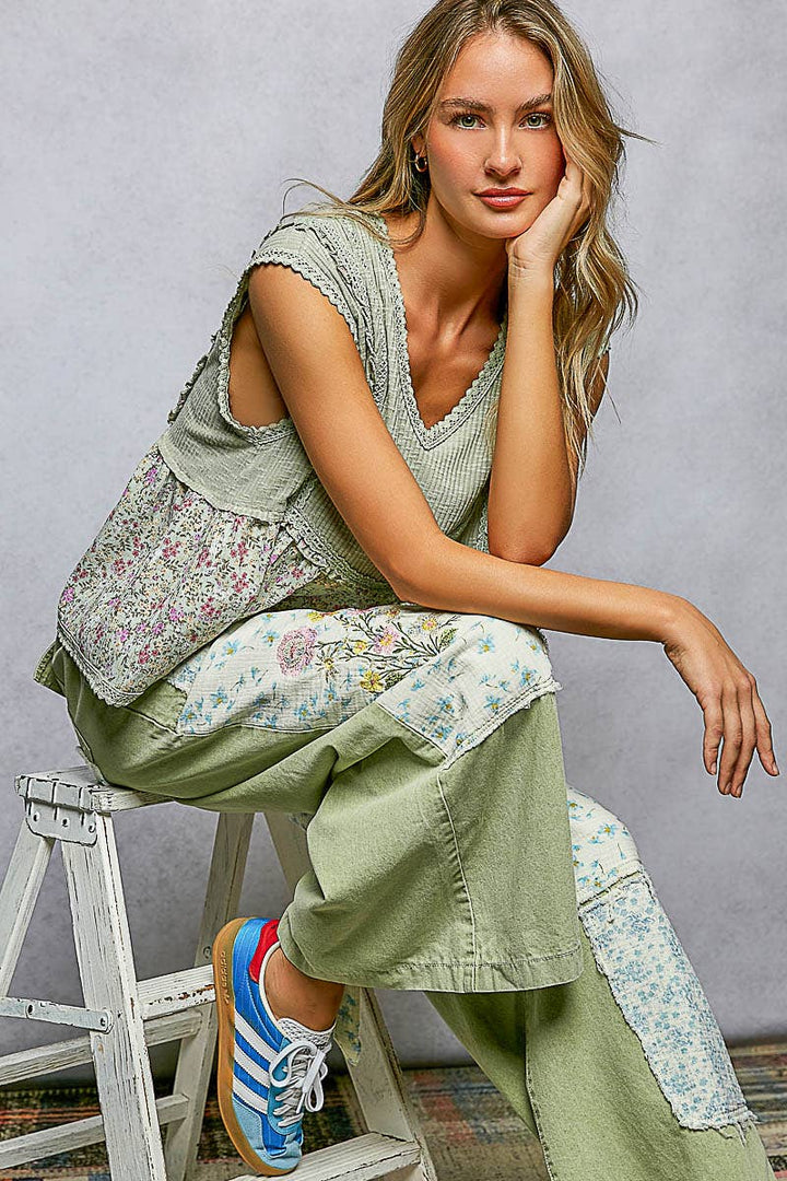 V-neck Floral Pattern Trim Ruffle Rib Knitted Sleeveless Top
